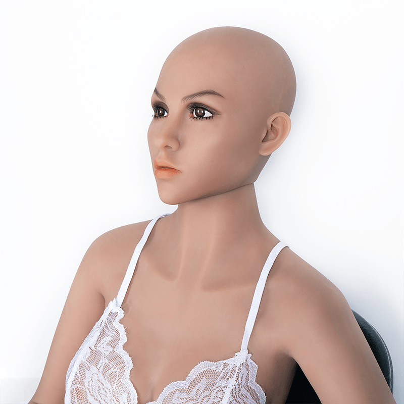rostro de la muñeca sensual Fiona mirada fija, con lencería en encaje blanca