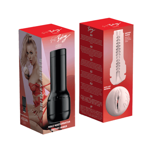 Caja del Masturbador Feel Britney Amber con diseño en tonos rojos. Se muestra la actriz Britney Amber en lencería roja junto al masturbador en su estuche negro. En la parte trasera, se destaca la textura interna del juguete y su material ultra realista.