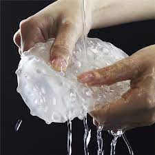 Lavado del masturbador masculino Giant Egg Stamina Nodules bajo el agua, enfatizando su facilidad de limpieza y mantenimiento